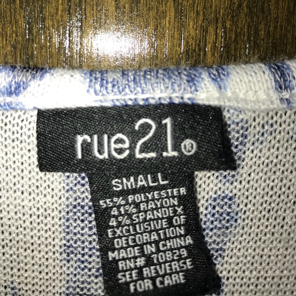 Uniquely Patterned Blouse - Picture 2 of 2